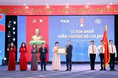 苏林总书记向越南通讯社授予第三枚胡志明勋章。图自越通社