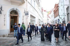 越南政府总理范明政夫妇参观塔林古城