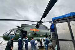 越南防空空军军种派出直升机运送救援物资