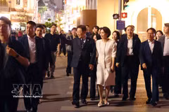 韩国总统李在明偕夫人在还剑湖畔漫步