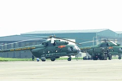 直升机编队在河内上空上执行飞行训练任务