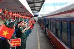祖国统一50周年:欢迎参加阅兵式的越南人民军代表团抵达河内