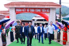 越南政府总理范明政出席清化省安姜乡九年一贯制寄宿学校的奠基仪式