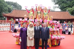 越共中央总书记苏林夫妇与法国总统马克龙夫妇参观河内文庙—国子监