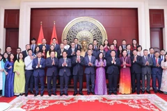 越南国家主席梁强分别会见中国友好人士家属代表与旅华越南人
