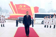 越南党和国家领导人前往河内国家会议中心出席大会预备会议