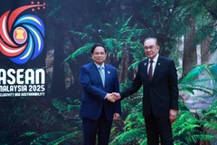 马来西亚总理迎接前来出席第47届东盟峰会的越南政府总理范明政及各国代表团团长