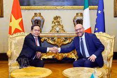 越南国会主席陈清敏与意大利众议院议长洛伦佐·丰塔纳举行会谈