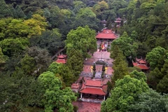 昆山名胜遗迹区的亮点是供奉民族英雄、世界文化名人阮廌的祠庙。祠庙位于五岳麒麟山脚下，背靠祖山，形成“左青龙、右白虎”的格局。图自越通社