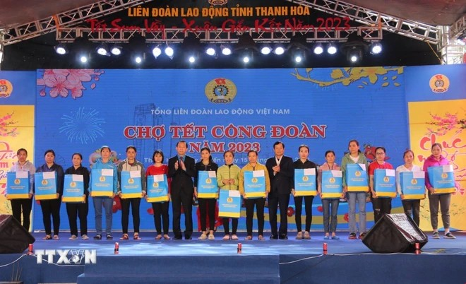 清化省劳动联合会向处境困难的工人赠送慰问品。图自越通社 tudu5nh4.png