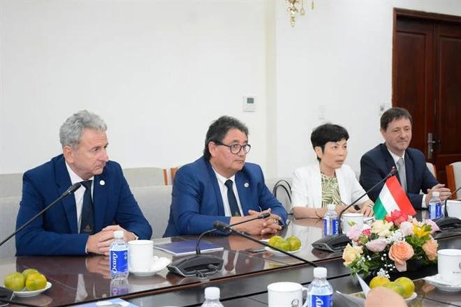 匈牙利驻越特命全权大使蒂博尔·巴洛格蒂和塞梅尔维斯大学校长贝拉·默克利。图自Vietnam+ 5.webp