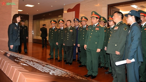 潘文江大将参观中国人民解放军军事科学院图书馆(图片来源:人民军队报) 2.jpg