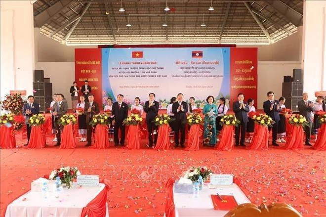 越南援建的老挝华潘省华盟县高中学校竣工交接仪式。图自越通社 uuidbdcbef21-7ea3-43a0-a659-ac10925c7c33library1type1mode1loctruecaptrue-1921.jpg.webp
