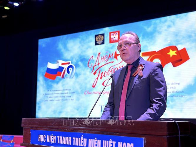 俄罗斯驻越大使根纳季.贝兹德科。图自越通社 Đại_sứ_Liên_bang_Nga_tại_Việt_Nam_G.S._Bezdetko_phát_biểu_tại_Lễ_tưởng_niệm._TTXVN.jpg