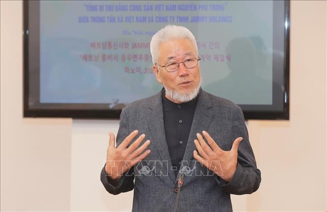 Nhà_văn_Cho_Chul-_hyeon,_tác_giả_cuốn_sách_phát_biểu._Ảnh_Minh_QuyếtTTXVN.jpg