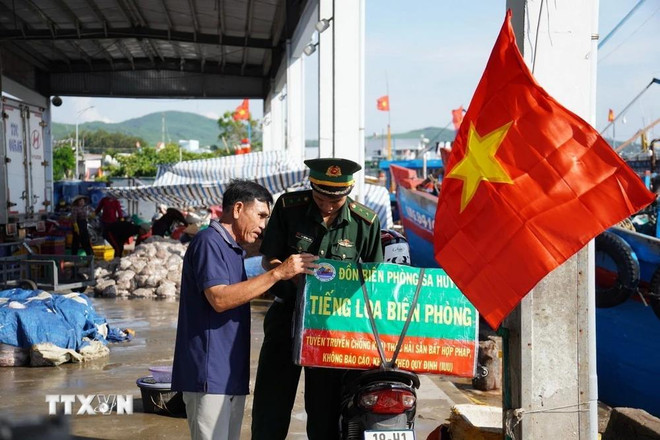 边防人员使用带有迷你扬声器的摩托车在渔港、码头和居民区周围行驶。图自越通社 khai-thac-iuu-228.jpg.webp