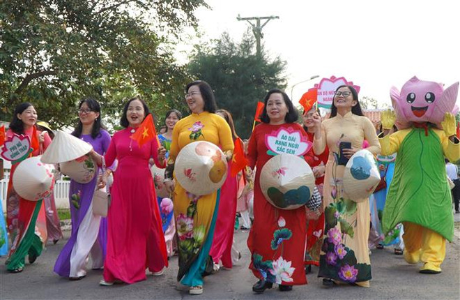 同塔省5500名妇女身穿传统奥黛参加“闪耀莲花”游行。图自越通社 vna_potal_134_nam_ngay_sinh_chu_tich_ho_chi_minh_5500_phu_nu_dong_thap_dieu_hanh_ao_dai_“rang_ngoi_sac_sen”__7383893.jpg