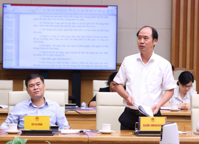 越南劳动荣军与社会部副部长阮文回在会上发表讲话。图自越通社 vna_potal_pho_thu_tuong_tran_hong_ha_chu_tri_hop_ve_du_thao_nghi_dinh_quy_dinh_chi_tiet_mot_so_dieu_cua_luat_nha_o__7397262.jpg