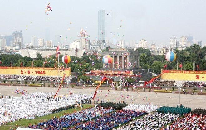 八月革命70周年阅兵和群众游行。图自越通社 79_nam_ngay_quoc_khanh_291945_-_292024_xay_dung_dat_nuoc_ngay_cang_giau_dep_van_minh_va_hien_dai_7559264.jpg