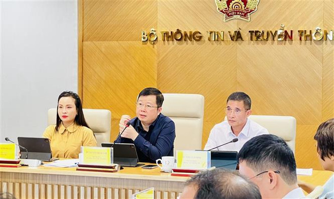 越南通信传媒部副部长阮青林主持会议。图自越通社 vna_potal_bo_thong_tin_va_truyen_thong_hop_bao_thuong_ky_thang_52024_7373833.jpg