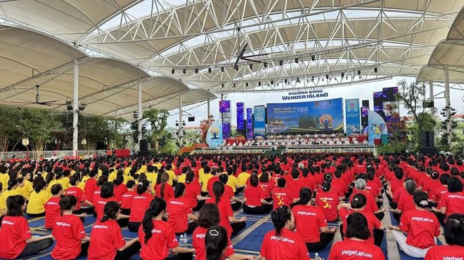 “致力于自己和社会的瑜伽”的第10届瑜伽国际日活动在云顿县白子龙举行。图自《人民报》 anh-yoga-1-5509.jpg.webp