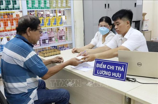 今年7月1日起,越南将实施薪酬制度改革。图自越通社 Kiểm_soát_chặt_chẽ,_tránh_hiệu_ứng_tăng_lương,_tăng_giá.jpg