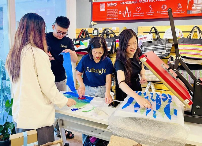 绿色杂货店引导游客用再生尼龙制作时尚包袋。图自互联网 5-tap-hoa-xanh-3-4386.jpg.webp