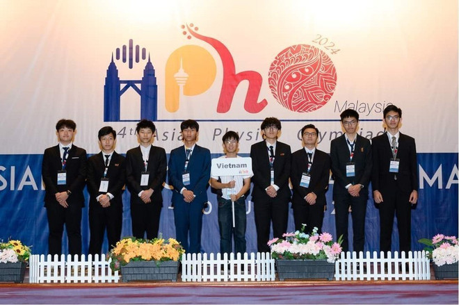参加2024年亚洲物理奥林匹克竞赛的越南学生。图自越通社 vna_potal_viet_nam_gianh_8_huy_chuong_tai_olympic_vat_ly_chau_a_nam_2024_7421747.jpg