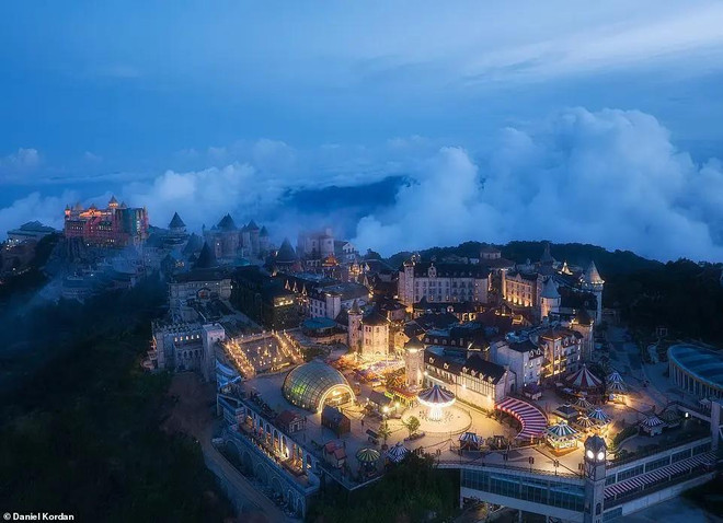 巴拿山太阳世界旅游区在蓝色时刻美丽迷人的景色。图自丹尼尔·科丹/《每日邮报》 AD_4nXes-BTlqlYz1MepzlKeVkYkphydukY2Z5zTkiR2LGBLl-gsDJMSznNA_g6wXn4wSPHamR_yE9xEA3vv-KRMwUbORXRfTO5sOpwC0_tt19erFLgiwlki-1n4.webp