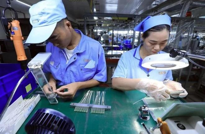 企业加大对技术的投资以增加出口产品价值。图自Vietnam+ 2.webp