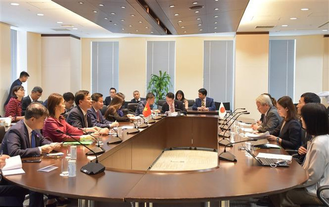 黎明慷会见了日本国际协力机构(JICA)理事长田中明彦。图自越通社 pho_thu_tuong_chinh_phu_le_minh_khai_gap_thu_tuong_nhat_ban_tiep_chu_tich_jica__7393327.jpg