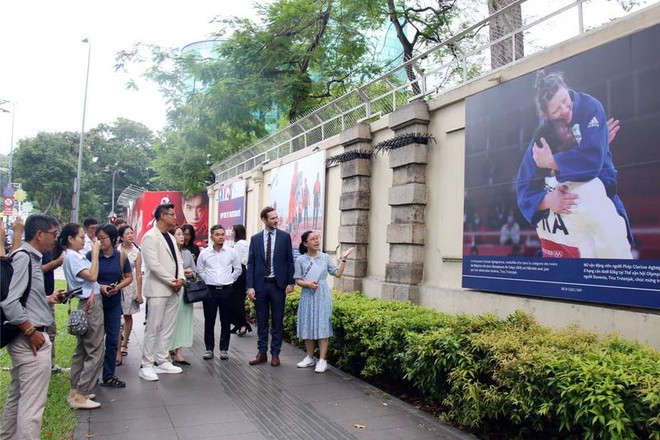“体育与友谊”图片展在胡志明市举行。图自越通社 vna-potal-khai-mac-trien-lam-anh-the-thao-va-tinh-huu-nghi-huong-toi-olympic-2024-7424626-3159.jpg.webp