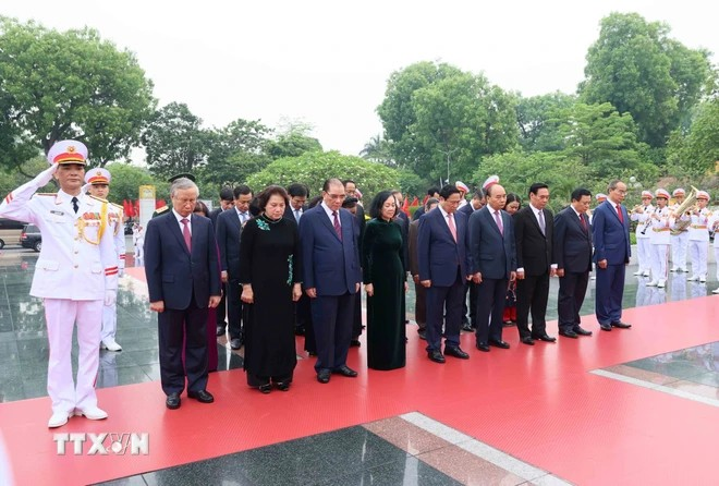 党和国家领导缅怀英雄烈士。图自越通社 zks42awj.png