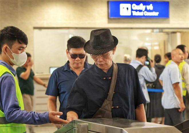 在纸桥站,包括老人、青年、学生、公务员、外国人等的旅客早就来到这里等待体验。图自越通社 vna_potal_chinh_thuc_khai_thac_thuong_mai_tuyen_duong_sat_do_thi_nhon_-_ga_ha_noi_doan_tren_cao_7527208.jpeg