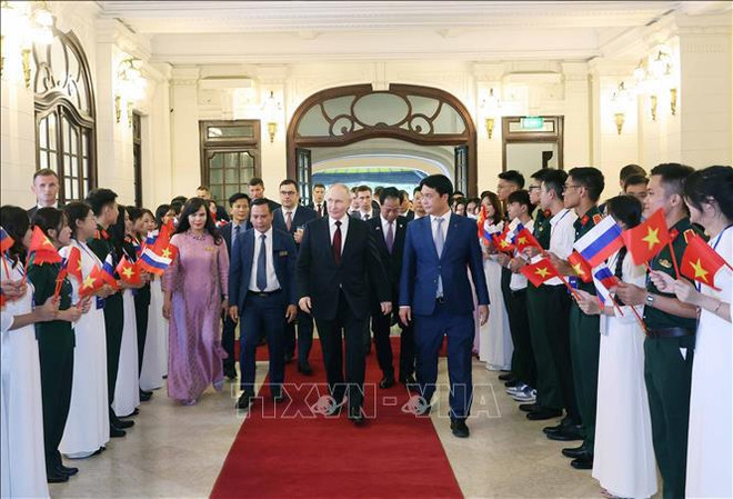 国家主席苏林和俄罗斯总统普京与历届在俄越南留学生会面。图自越通社 uuid=4B000BFA-6863-43ED-92B8-78327BEAF649&library=1&type=1&mode=1&loc=true&cap=true.jpg
