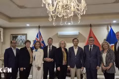 越南驻澳大利亚大使范雄心（右四）、澳大利亚-越南友好议员小组主席莎伦·克莱登（右五）与各位主要成员合影。图自越通社