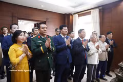 各位代表在胡志明主席瞻仰室上香。图自越通社