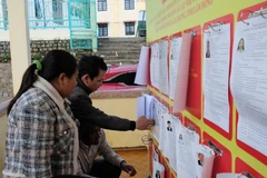 选民了解候选人的信息。图自越通社