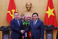 阮春胜教授与俄罗斯联邦国会联邦委员会第一副主席弗拉基米尔·弗拉基米罗维奇·雅库舍夫。图自越通社