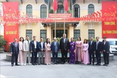 杜文战与各位代表合影。图自越通社
