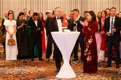 越南驻西澳大利亚州首府珀斯总领事阮清河、西澳大利亚州州长罗杰·库克以及各位嘉宾出席招待会。图自越通社