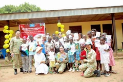 “蓝色贝雷帽”勇士将越南中秋节的温馨带到中非儿童身边。图自Vietnam+