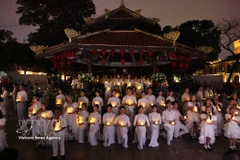 3月28日晚，《平安河内》现场演唱会进入尾声，全场演出现场同步熄灯，共同响应‘地球一小时’活动。图自越通社