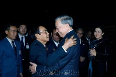 老挝人民革命党中央书记处常务书记、国家副主席本通·吉玛尼在万象瓦岱国际机场为苏林总书记及夫人送行。图自越通社