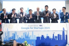 阮志勇与各位代表合影。图自越通社