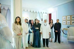 越南总理夫人黎氏碧珍与科威特首相夫人谢赫·莫娜·阿卜杜拉·马沙里·阿勒克莱布起听取有关博物馆的介绍。图自baoquocte.vn