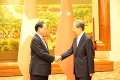 越共中央委员、国会副主席、越中友好议员小组主席陈光方会见中共中央政治局常委、全国人大常委会委员长赵乐际。图自越通社