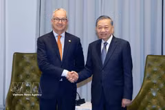 越共中央总书记、国家主席苏林会见澳大利亚政府东南亚问题特使尼古拉斯·摩尔。图自越通社