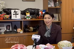 日越友好议员联盟主席、参议员小渕优子接受越通社记者采访。图自越通社