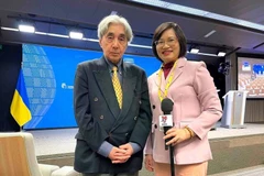 日本常驻欧盟记者谷口长代和越通社记者合影。图自越通社